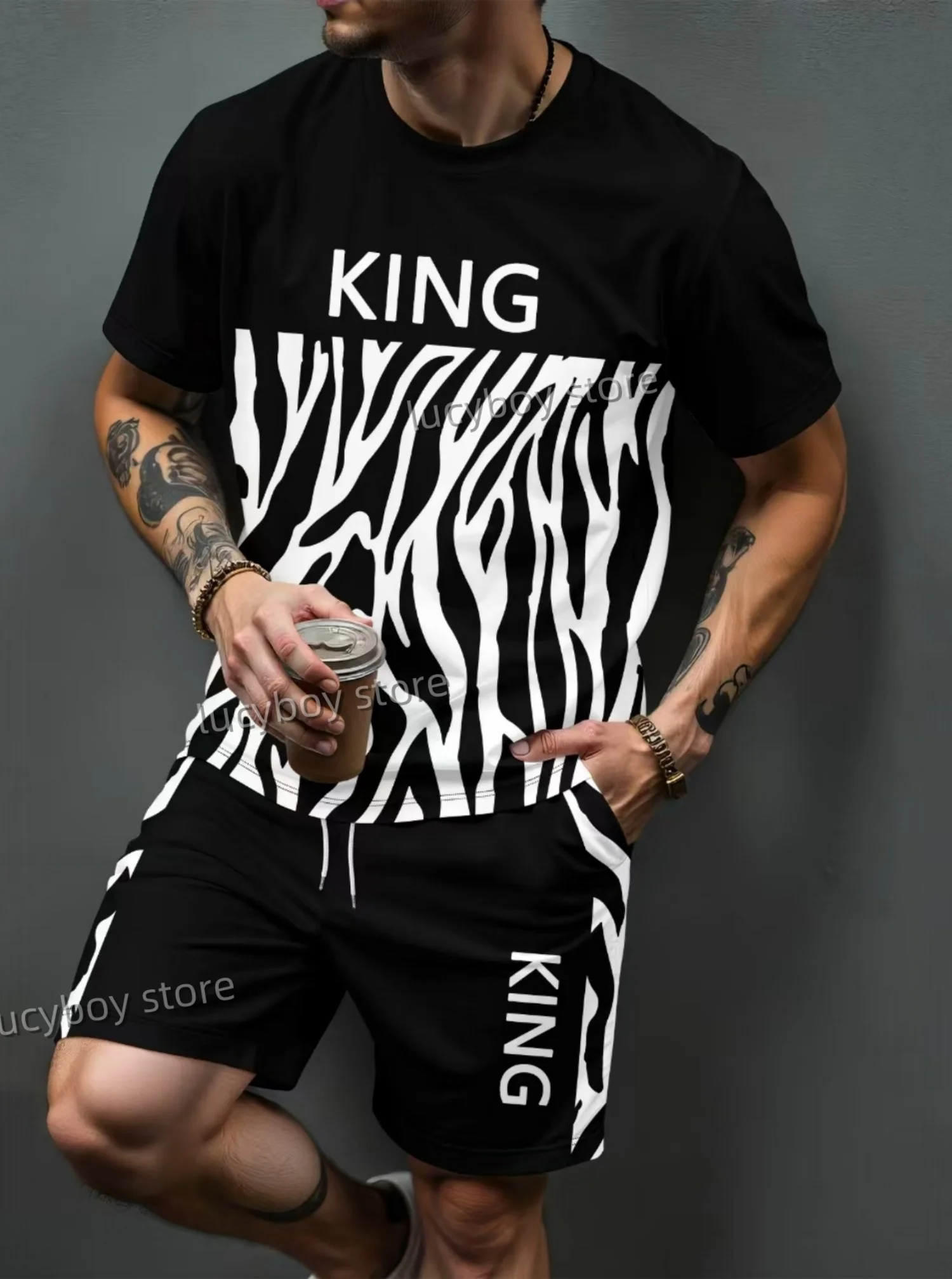 Мужской спортивный костюм с принтом KING + шорты, комплект мужского американского роскошного спортивного костюма, летний комплект одежды большого размера из 2 предметов
Мужской спортивный костюм с принтом KING + шорты, комплект мужского американского роскошного спортивного костюма, летний комплект одежды большого размера из 2 предметов