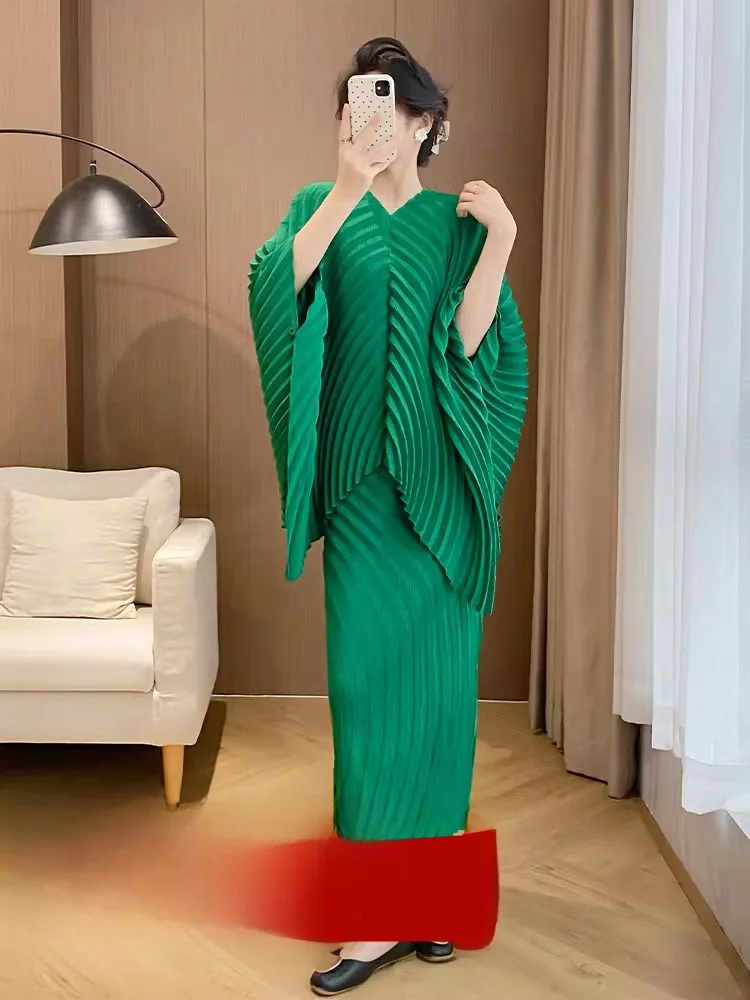 Three-Panel Style V-Neck Batwing Sleeve Top with Pleated Skirt Summer Fashion Set Polyester Fiber Short Sleeve round Neck
Three-Panel Style V-Neck Batwing Sleeve Top with Pleated Skirt Summer Fashion Set Polyester Fiber Short Sleeve round Neck