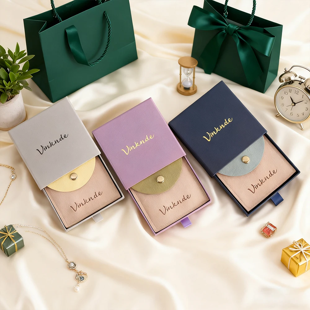 Персонализированная упаковочная коробка с бархатным защелкой, индивидуальный логотип, кольцо, ожерелье, серьги, картонный бумажный подарочный ящик, коробки для драгоценностей
Персонализированная упаковочная коробка с бархатным защелкой, индивидуальный логотип, кольцо, ожерелье, серьги, картонный бумажный подарочный ящик, коробки для драгоценностей