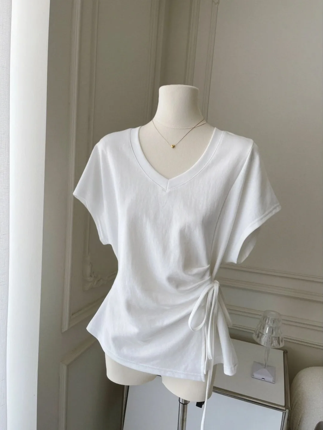 Slim Fit V-Neck Short Sleeve T-Shirt with Waist Belt Design Batwing Sleeves Korean Style Women's Summer Cotton Blend Top
Slim Fit V-Neck Short Sleeve T-Shirt with Waist Belt Design Batwing Sleeves Korean Style Women's Summer Cotton Blend Top