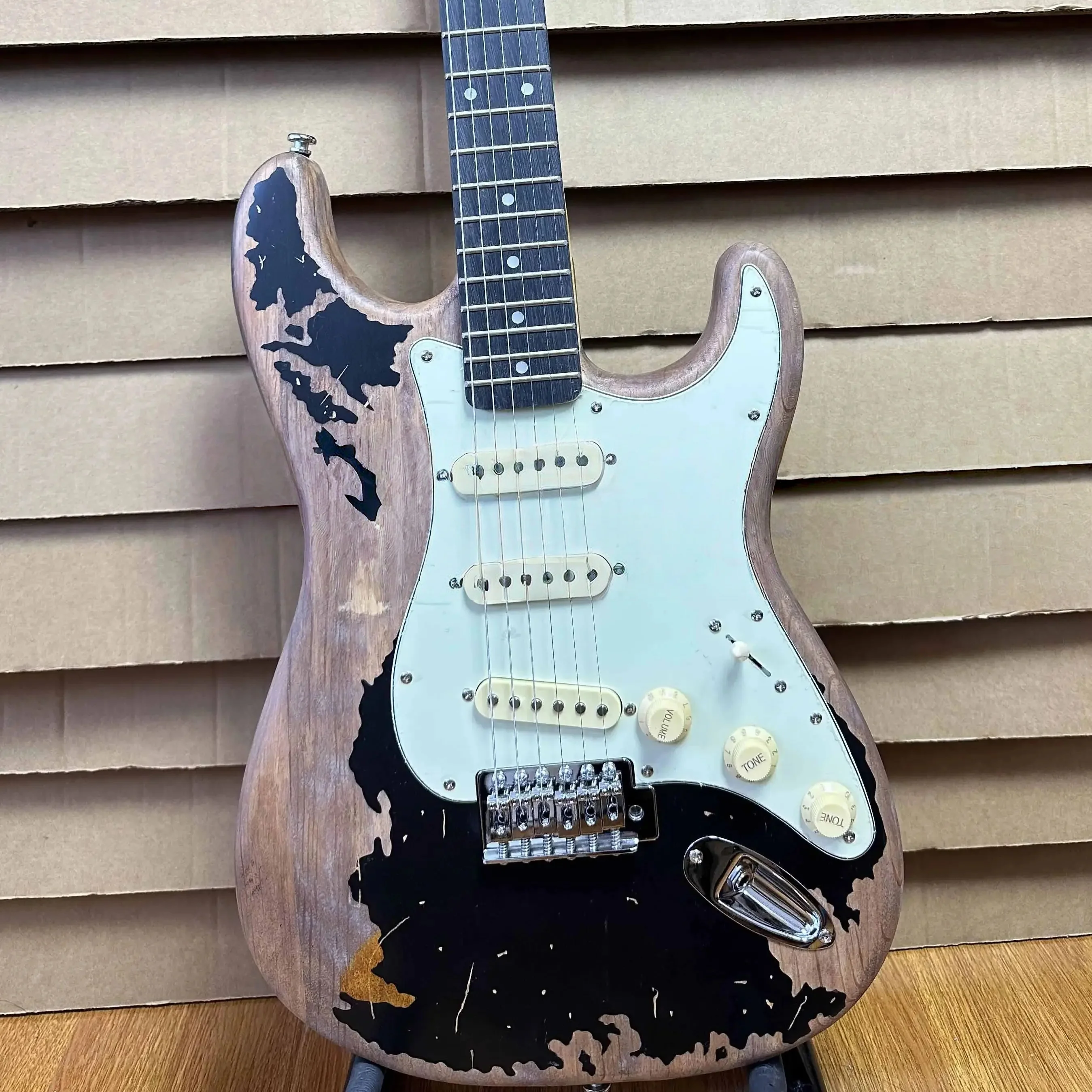 Free Shiping 3TS Electric Guitar Custom ST Relic Black Fretboard 3S Open Pickup Maple Neck Rosewood Fingerboard Material
Free Shiping 3TS Electric Guitar Custom ST Relic Black Fretboard 3S Open Pickup Maple Neck Rosewood Fingerboard Material