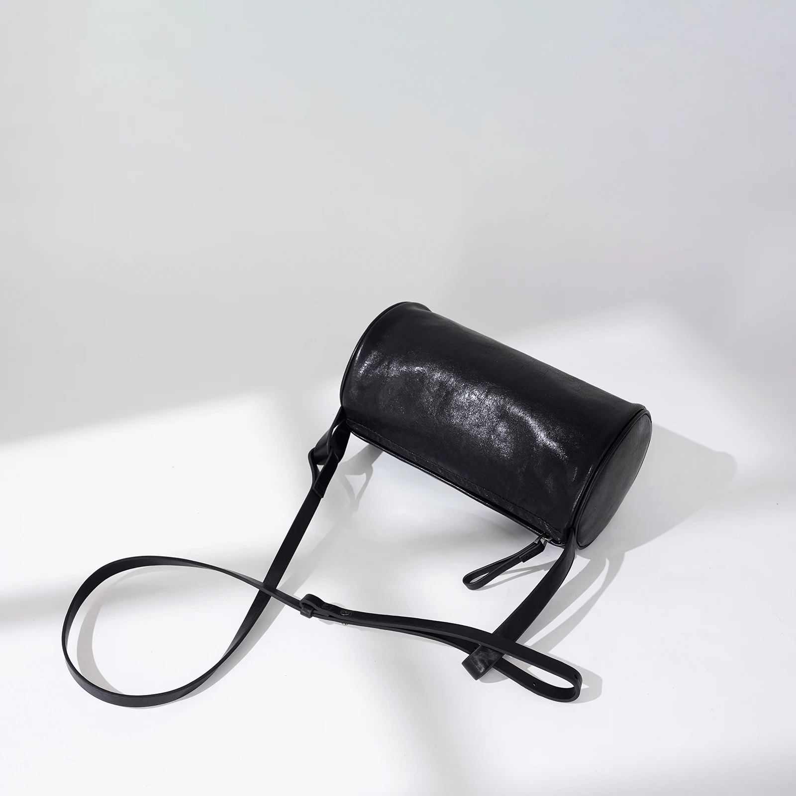 New Leisure Black Color Cylindrical Shape Pillow Tote High-end First Layer Cow Leather Women Handbag Unique Design Hand Bag
New Leisure Black Color Cylindrical Shape Pillow Tote High-end First Layer Cow Leather Women Handbag Unique Design Hand Bag