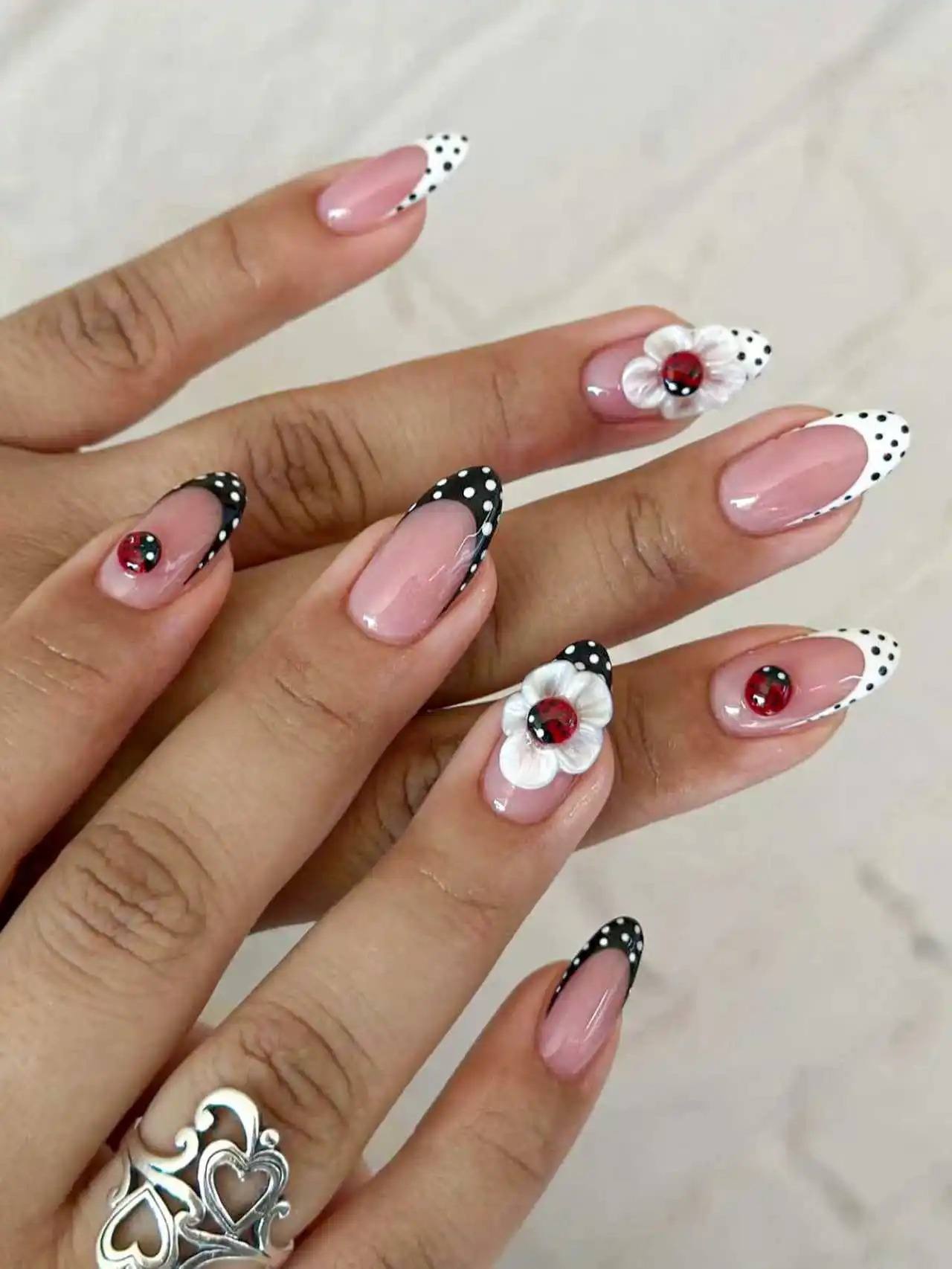 10 pieces, handmade almond nail, black and white French-style polka dot, pressed flower, ladybug design, high-end quality.
10 pieces, handmade almond nail, black and white French-style polka dot, pressed flower, ladybug design, high-end quality.