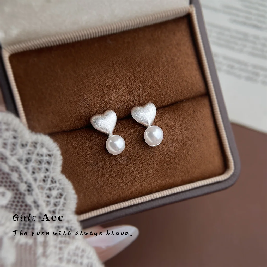 Minimalist Niche Design Brushed Matte Heart Stud Earrings Frosted Love Pearl Stud Earrings Fashion Temperament Ear Jewelry
Minimalist Niche Design Brushed Matte Heart Stud Earrings Frosted Love Pearl Stud Earrings Fashion Temperament Ear Jewelry