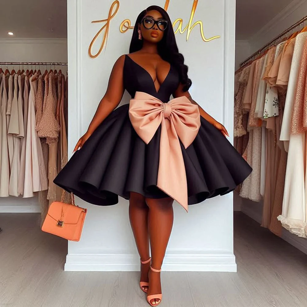 Girls Black Deep V Neck Prom Dress with Pink Bow Sleeveless A-Line Evening Gown Knee Length Cocktail Party Dress For Women
Girls Black Deep V Neck Prom Dress with Pink Bow Sleeveless A-Line Evening Gown Knee Length Cocktail Party Dress For Women
