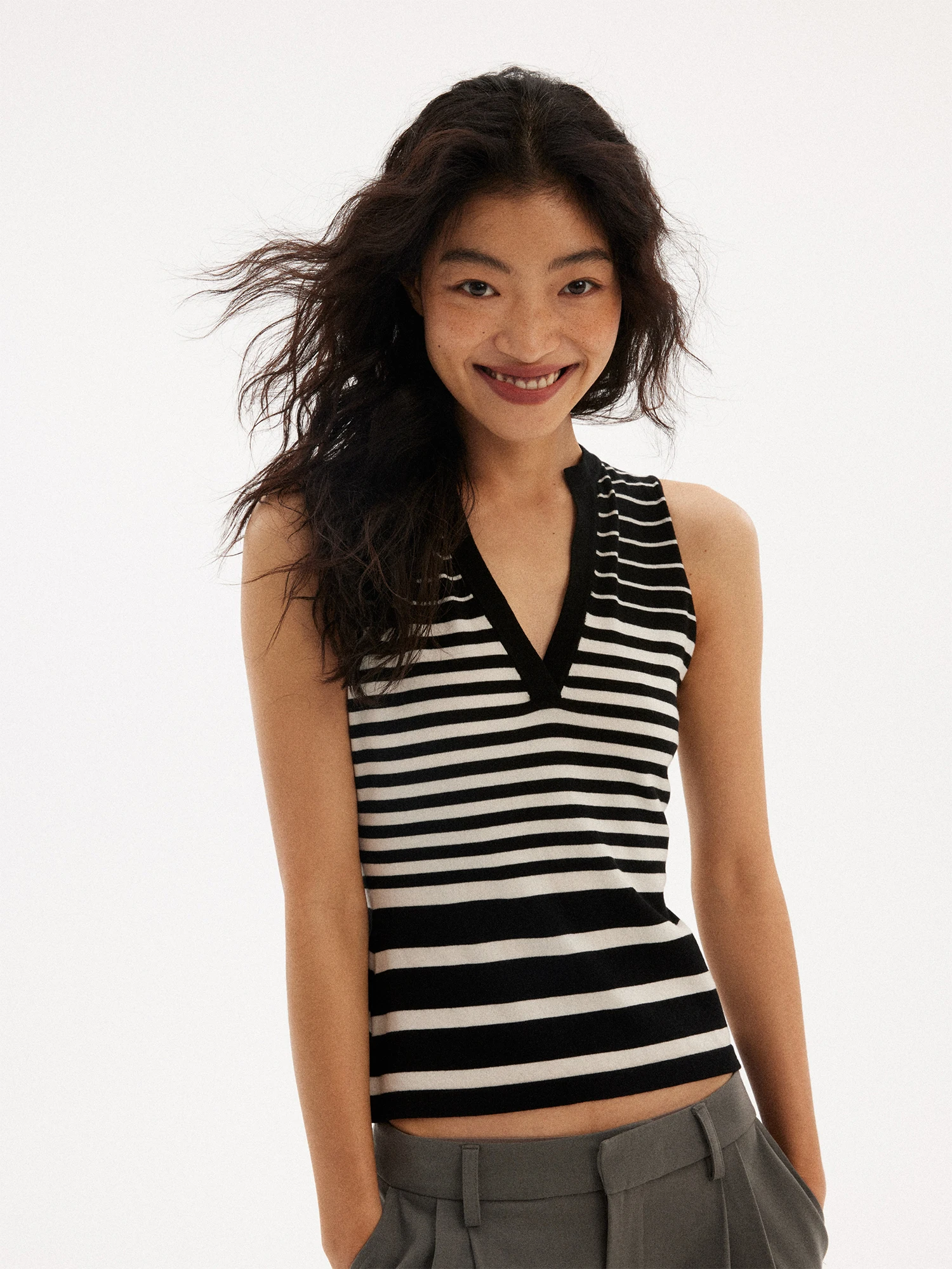 Original 597c Summer V-ne Strapl Vest Women's Lightweight Soft Skin-friendly Slim Fit Casual Top Commute Sle
Original 597c Summer V-ne Strapl Vest Women's Lightweight Soft Skin-friendly Slim Fit Casual Top Commute Sle