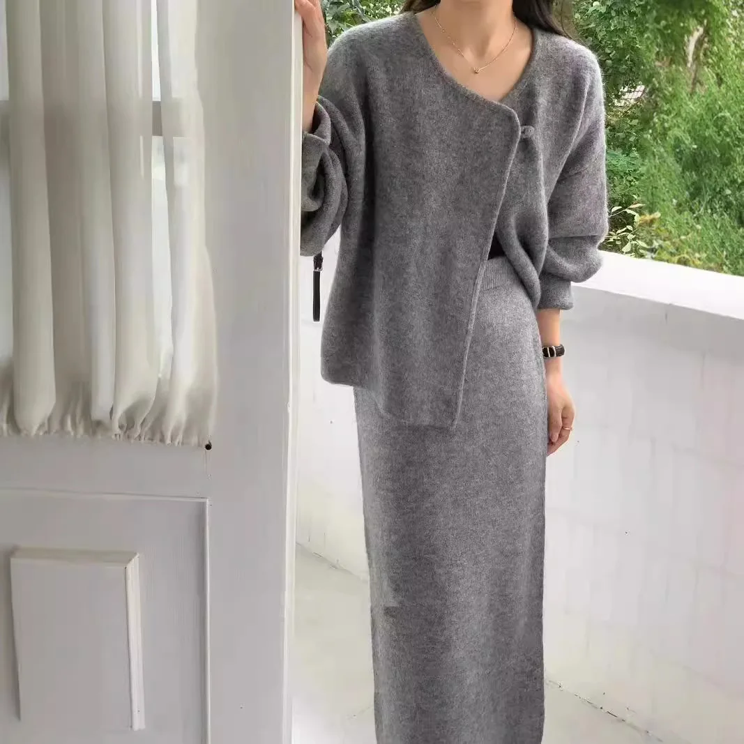 Женский элегантный вязаный свитер в стиле ретро, комплект с юбкой, осень-зима 2022, мягкий ленивый стиль, комплект из двух предметов
Женский элегантный вязаный свитер в стиле ретро, комплект с юбкой, осень-зима 2022, мягкий ленивый стиль, комплект из двух предметов