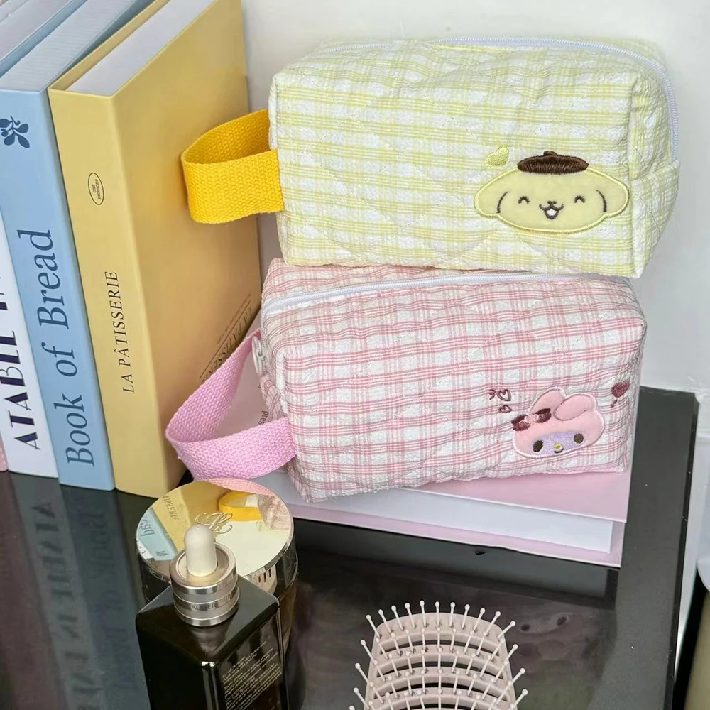 Новинка, милая Холщовая Сумка для макияжа Kuromi с вышивкой My Melody, вместительная сумка для хранения туалетных принадлежностей
Новинка, милая Холщовая Сумка для макияжа Kuromi с вышивкой My Melody, вместительная сумка для хранения туалетных принадлежностей