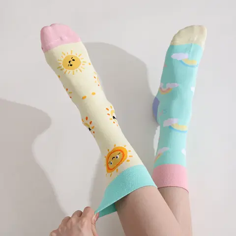 1 paio di calzini da donna a metà polpaccio comodi e traspiranti stile AB con faccina arcobaleno che scorre al cielo
