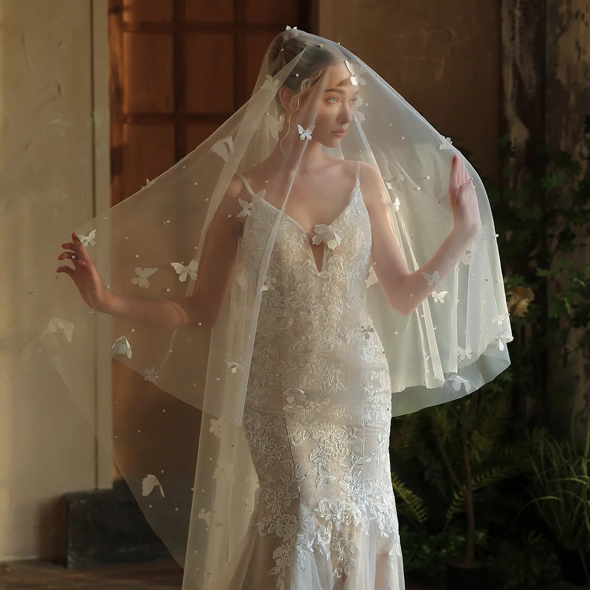 V394 Pearl Butterfly Main Wedding Veil Bridal Veil Long Single Layer Wedding Photography Accessory for Outdoor Photoshoots
V394 Pearl Butterfly Main Wedding Veil Bridal Veil Long Single Layer Wedding Photography Accessory for Outdoor Photoshoots