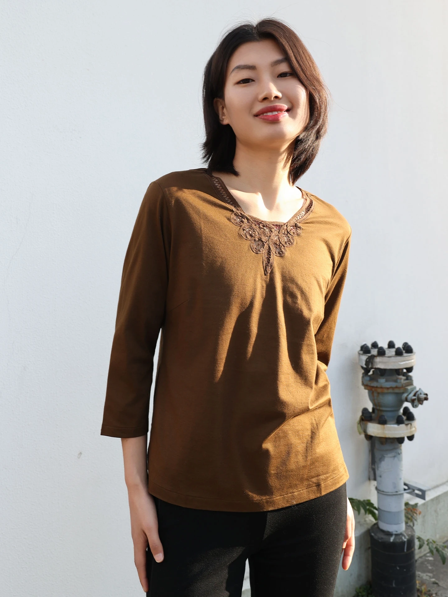 Удобная хлопковая футболка с ажурным кружевом и круглым вырезом для женщин, базовая модель для повседневной носки, приталенный крой, молодежный дизайн
Удобная хлопковая футболка с ажурным кружевом и круглым вырезом для женщин, базовая модель для повседневной носки, приталенный крой, молодежный дизайн