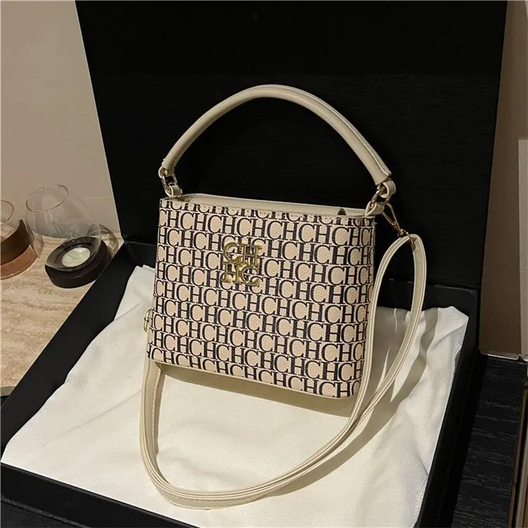 Organizer Flap Bag, Square Profile with Two Pockets, Detachable Chain Strap, Everyday Essential with Retro Touch, New 2026
Organizer Flap Bag, Square Profile with Two Pockets, Detachable Chain Strap, Everyday Essential with Retro Touch, New 2026