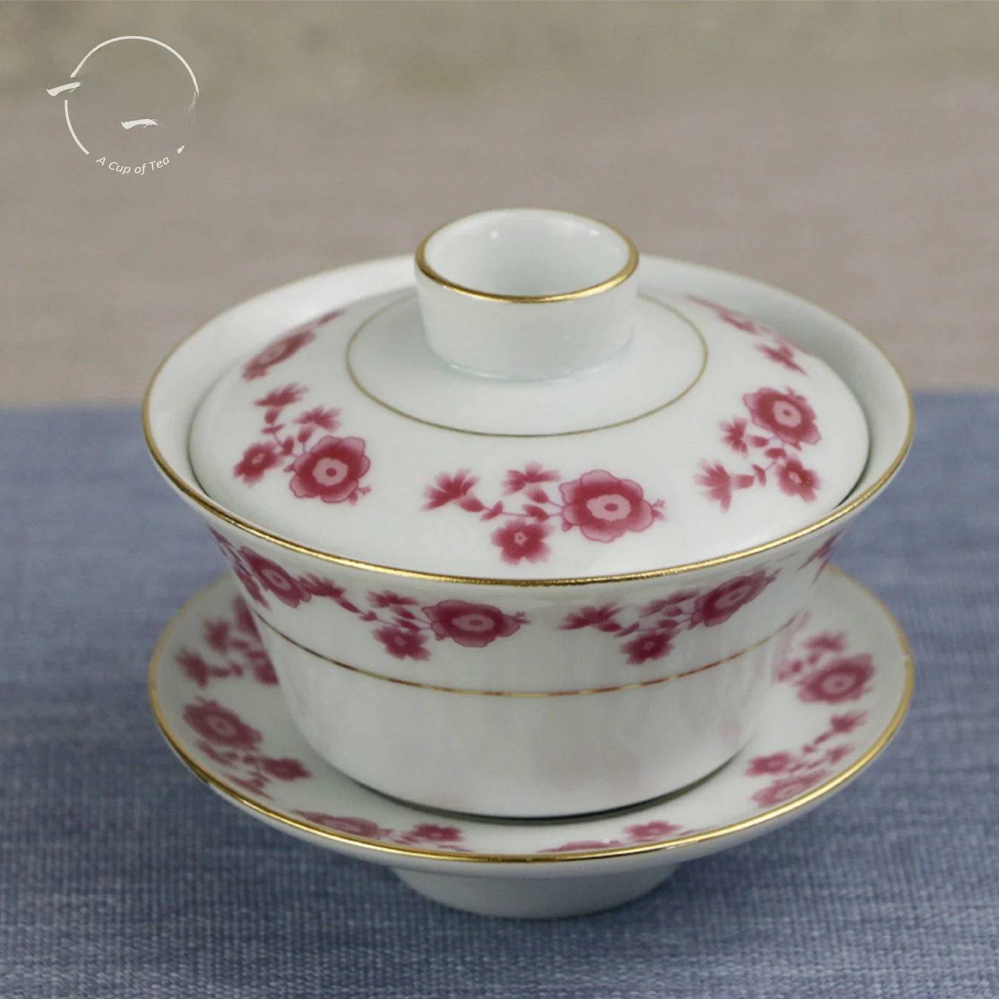 Jingdezhen Ceramic Tea Set Vintage Gold-Decorated Floral Sticker Three-Axis Cover Bowl Traditional Chinese Style Tea Brewing ...
Jingdezhen Ceramic Tea Set Vintage Gold-Decorated Floral Sticker Three-Axis Cover Bowl Traditional Chinese Style Tea Brewing ...