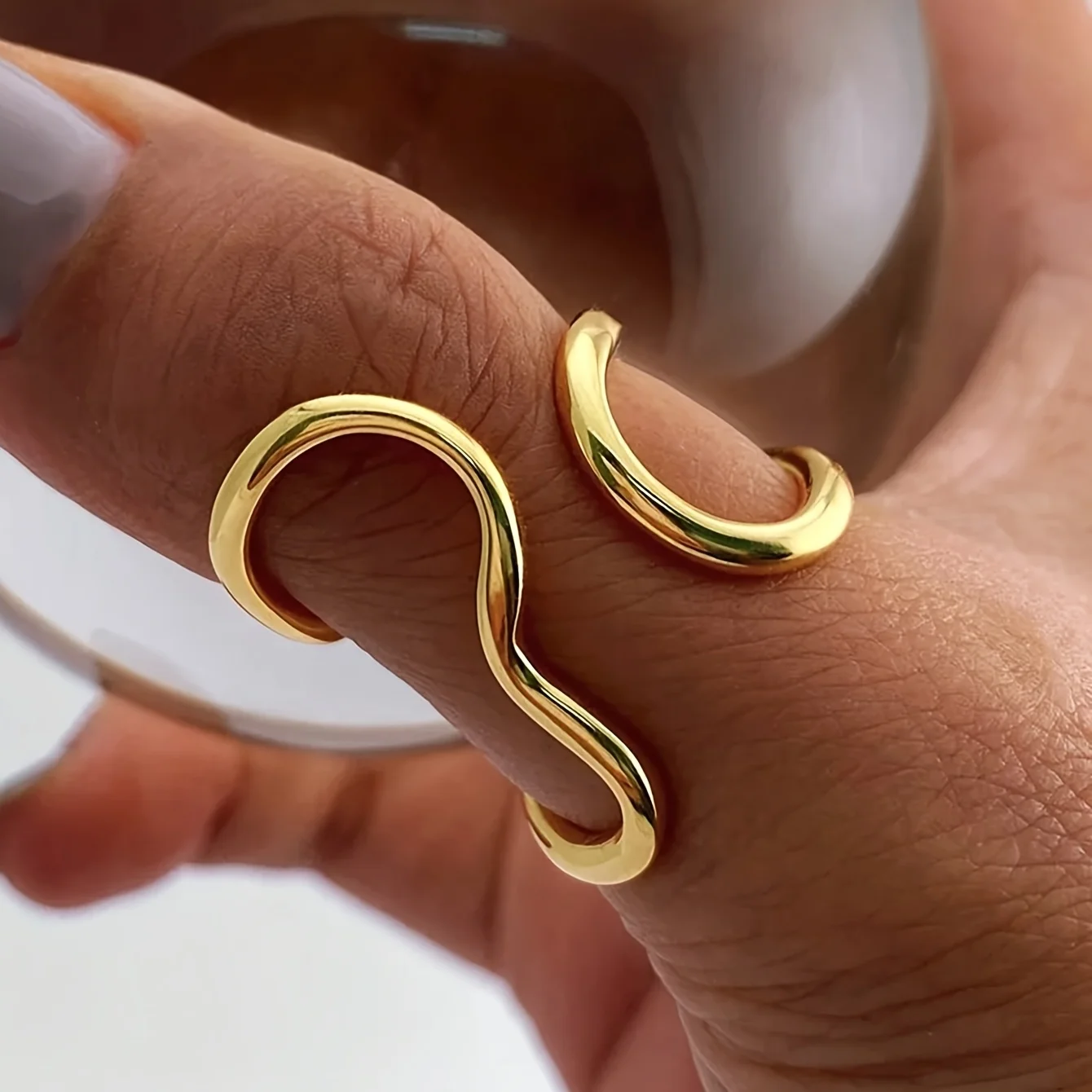 Уникальное кольцо из нержавеющей стали с неровными линиями, обладающее минималистичным и скромным дизайном, идеально подходящее для повседневной носки.
Уникальное кольцо из нержавеющей стали с неровными линиями, обладающее минималистичным и скромным дизайном, идеально подходящее для повседневной носки.