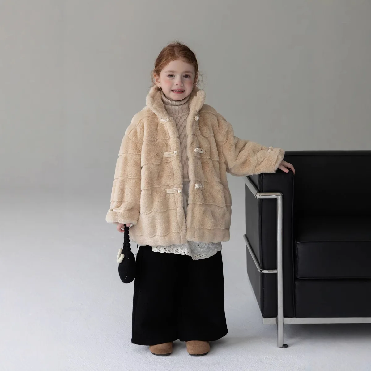 Girls Coat 2024 New French Top Late Autumn Style Girl Baby Plus Fleece Thickened Buckle Fur Coat European Fashion Style Coat
Girls Coat 2024 New French Top Late Autumn Style Girl Baby Plus Fleece Thickened Buckle Fur Coat European Fashion Style Coat