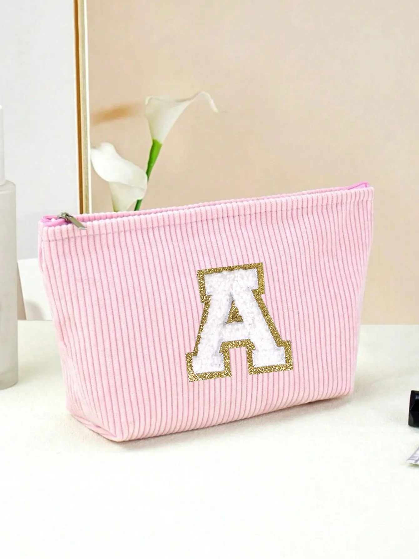 1pc Fashion Minimalist Portable Cosmetic Bag, Suitable For Women And Girls For Travel, Home And Daily Use, Large Capacity, White Initial Letter A-Z Embroidered Makeup Bag, Can Be Used As School Supplies, Travel Makeup Bag, Holiday Makeup Bag, Cosmetic Bag
1pc Fashion Minimalist Portable Cosmetic Bag, Suitable For Women And Girls For Travel, Home And Daily Use, Large Capacity, White Initial Letter A-Z Embroidered Makeup Bag, Can Be Used As School Supplies, Travel Makeup Bag, Holiday Makeup Bag, Cosmetic Bag