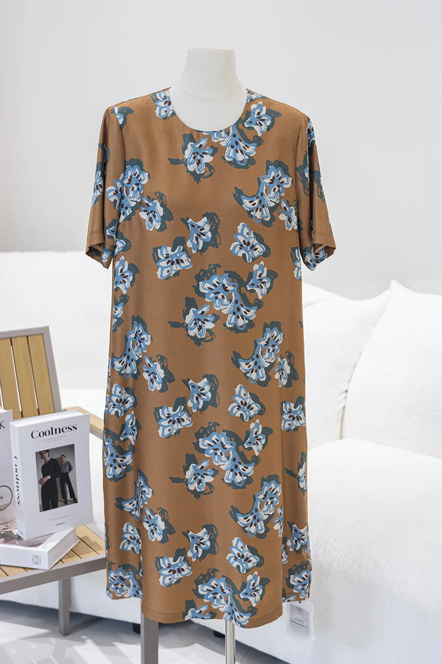 BirdTree-100%Real Silk Elegant Dress, O Neck Floral Print, Women French Retro Party Straight Dresses, 2026 Summer New D64529CC
BirdTree-100%Real Silk Elegant Dress, O Neck Floral Print, Women French Retro Party Straight Dresses, 2026 Summer New D64529CC