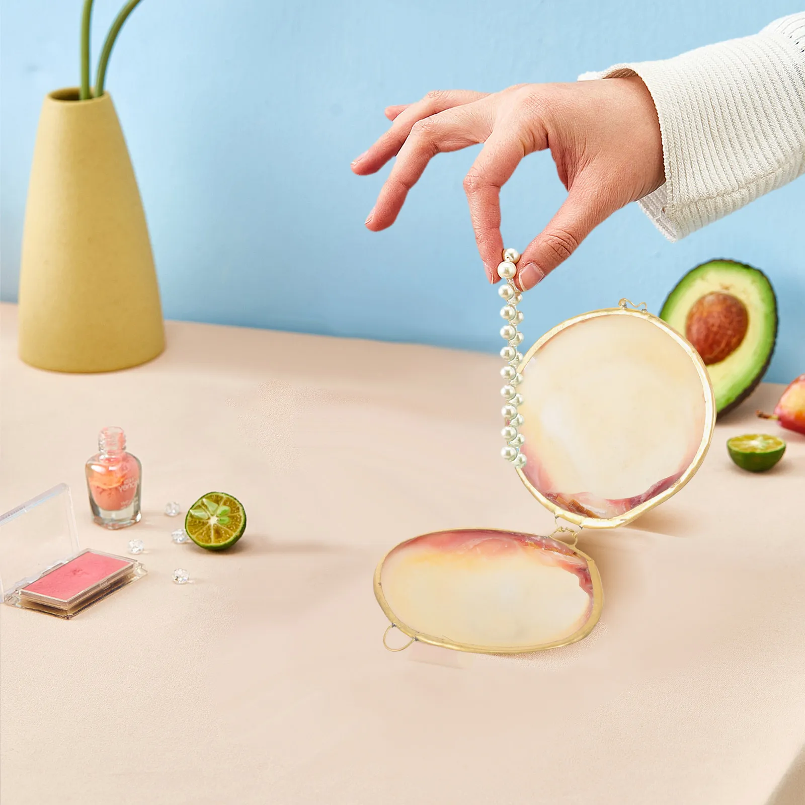 Стильная маленькая шкатулка для украшений с дизайном в виде ракушки для хранения колец, серег, ожерелий, компактный футляр для мелочей, портативный демонстрационный кейс, подарочная упаковка
Стильная маленькая шкатулка для украшений с дизайном в виде ракушки для хранения колец, серег, ожерелий, компактный футляр для мелочей, портативный демонстрационный кейс, подарочная упаковка