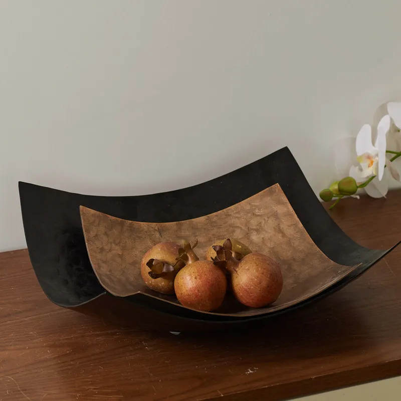 Handmade hammer pattern metal geometric fruit plate, light luxury special-shaped high-end tray
Handmade hammer pattern metal geometric fruit plate, light luxury special-shaped high-end tray