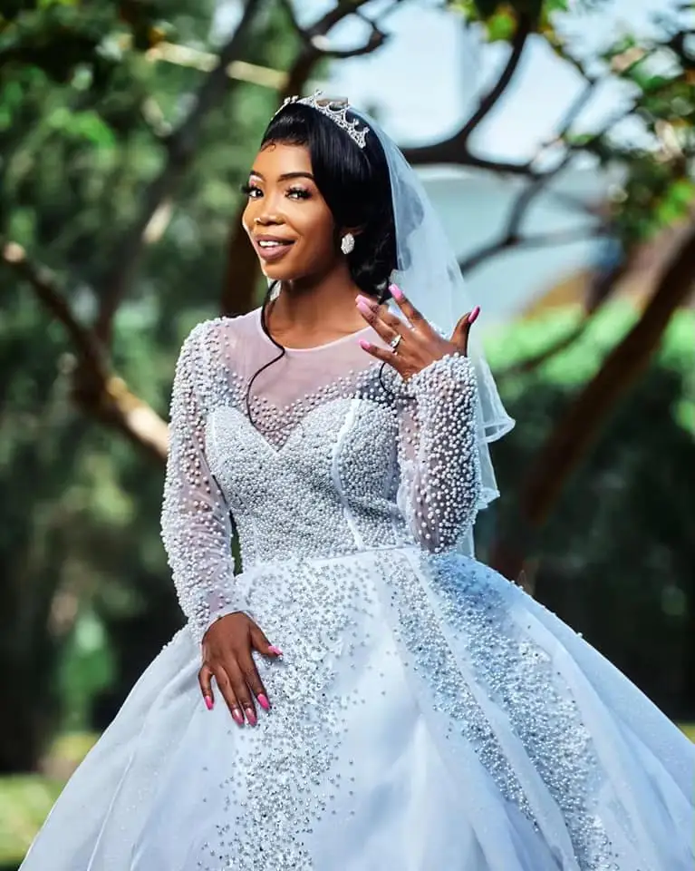Customized See Through Lace Long Sleeve Wedding Dresses Luxury Pearls Princess Wedding Dress Long Train
Customized See Through Lace Long Sleeve Wedding Dresses Luxury Pearls Princess Wedding Dress Long Train