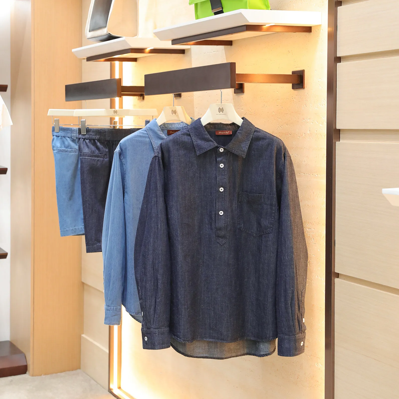 Star with the same 2026 summer new men's denim shirt Lyocell cotton and linen blend denim shorts set
Star with the same 2026 summer new men's denim shirt Lyocell cotton and linen blend denim shorts set