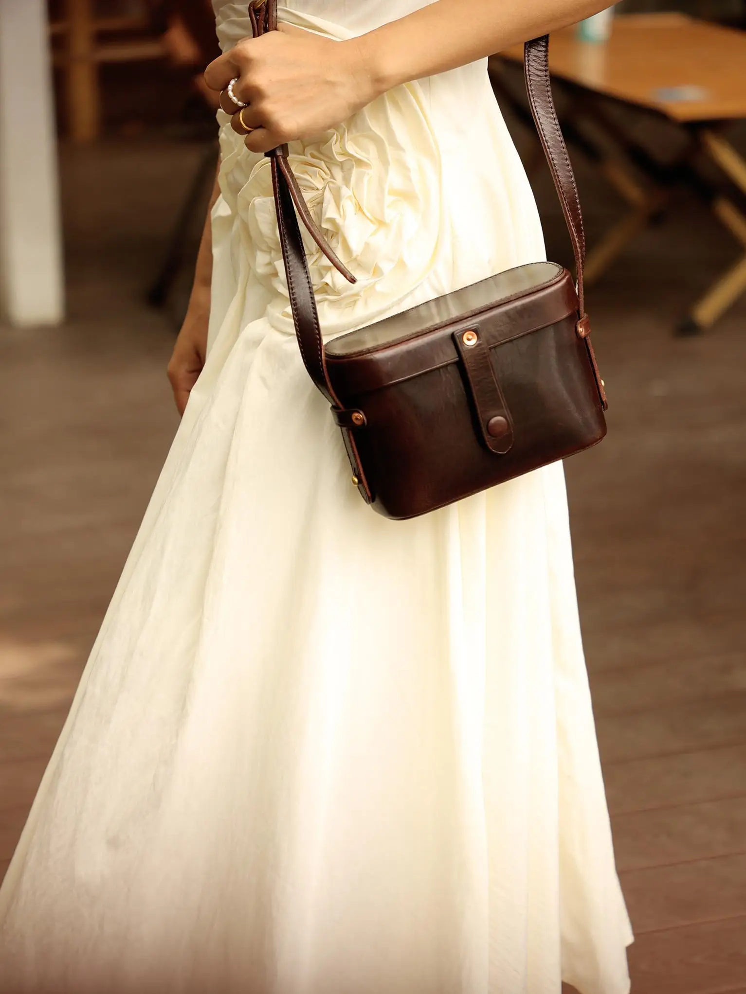 Vintage high-quality top layer cowhide men's women's micro single camera box bag genuine leather small shoulder crossbody bag
Vintage high-quality top layer cowhide men's women's micro single camera box bag genuine leather small shoulder crossbody bag