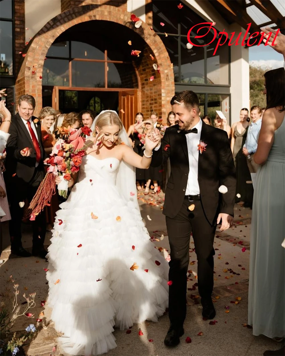 Customized High Quality White Tulle Wedding Dress Elegant Strapless Spaghetti Straps Bridal Gowns Chapel Train Open Back Dresses
Customized High Quality White Tulle Wedding Dress Elegant Strapless Spaghetti Straps Bridal Gowns Chapel Train Open Back Dresses