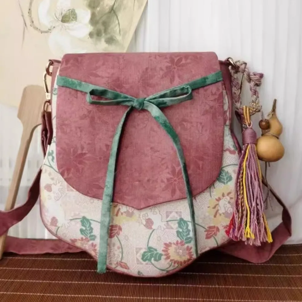 Simple Retro Vintage Saddle Bag Elegant Cloth Ethnic Style Crossbody Bags Large Capacity Bowknot Ancient Messenger Bag Travel
Simple Retro Vintage Saddle Bag Elegant Cloth Ethnic Style Crossbody Bags Large Capacity Bowknot Ancient Messenger Bag Travel