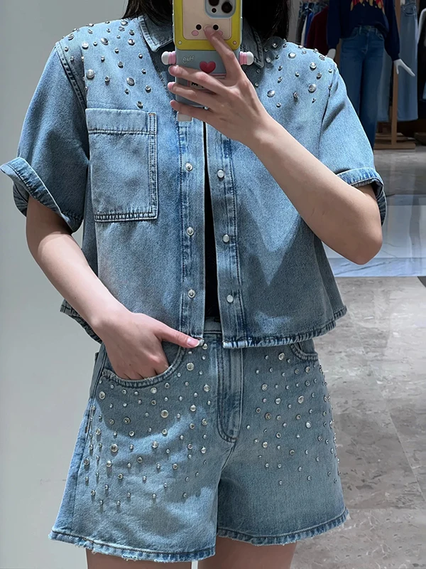Trendy Summer 2025 Women's Denim irt And ort Pants Set with Rivet And Diamond Decoration Cotton ort Sve Collar
Trendy Summer 2025 Women's Denim irt And ort Pants Set with Rivet And Diamond Decoration Cotton ort Sve Collar