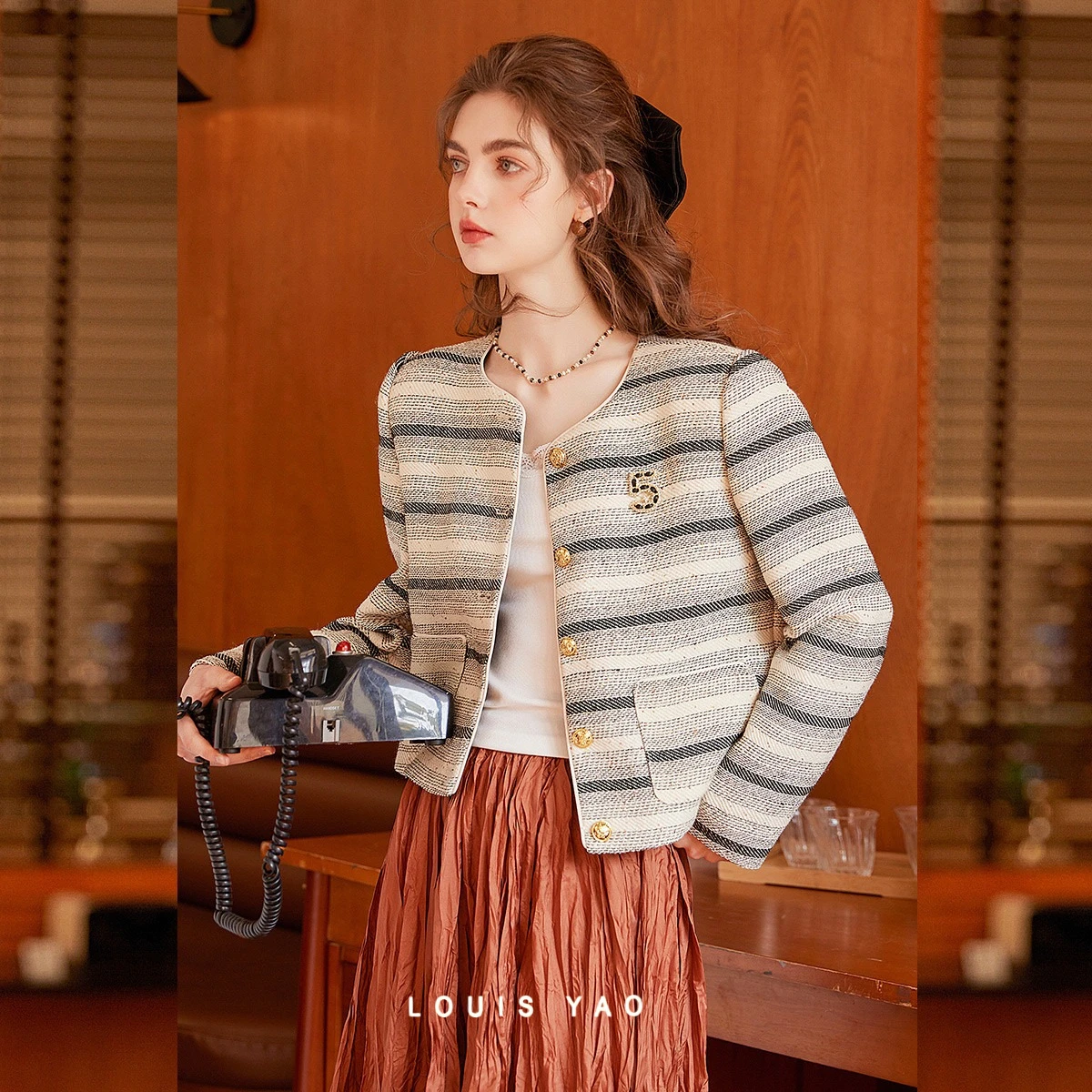 LOUIS YAO Stylish Striped Color-Block Cardigan 2026 Spring Elegant Premium Crew Neck Brooch Embellished Women's Outerwear
LOUIS YAO Stylish Striped Color-Block Cardigan 2026 Spring Elegant Premium Crew Neck Brooch Embellished Women's Outerwear