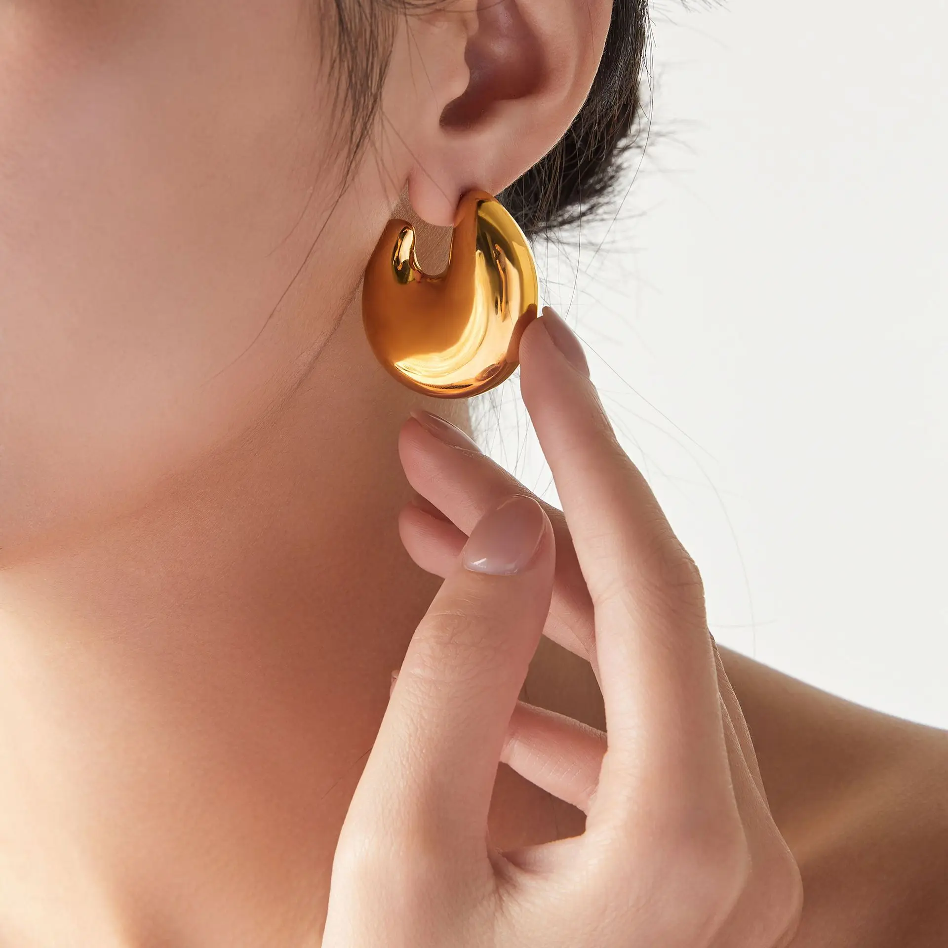 New Simple Luxury U-Shaped Earrings Casual style titanium steel gold-plated jewelry
New Simple Luxury U-Shaped Earrings Casual style titanium steel gold-plated jewelry