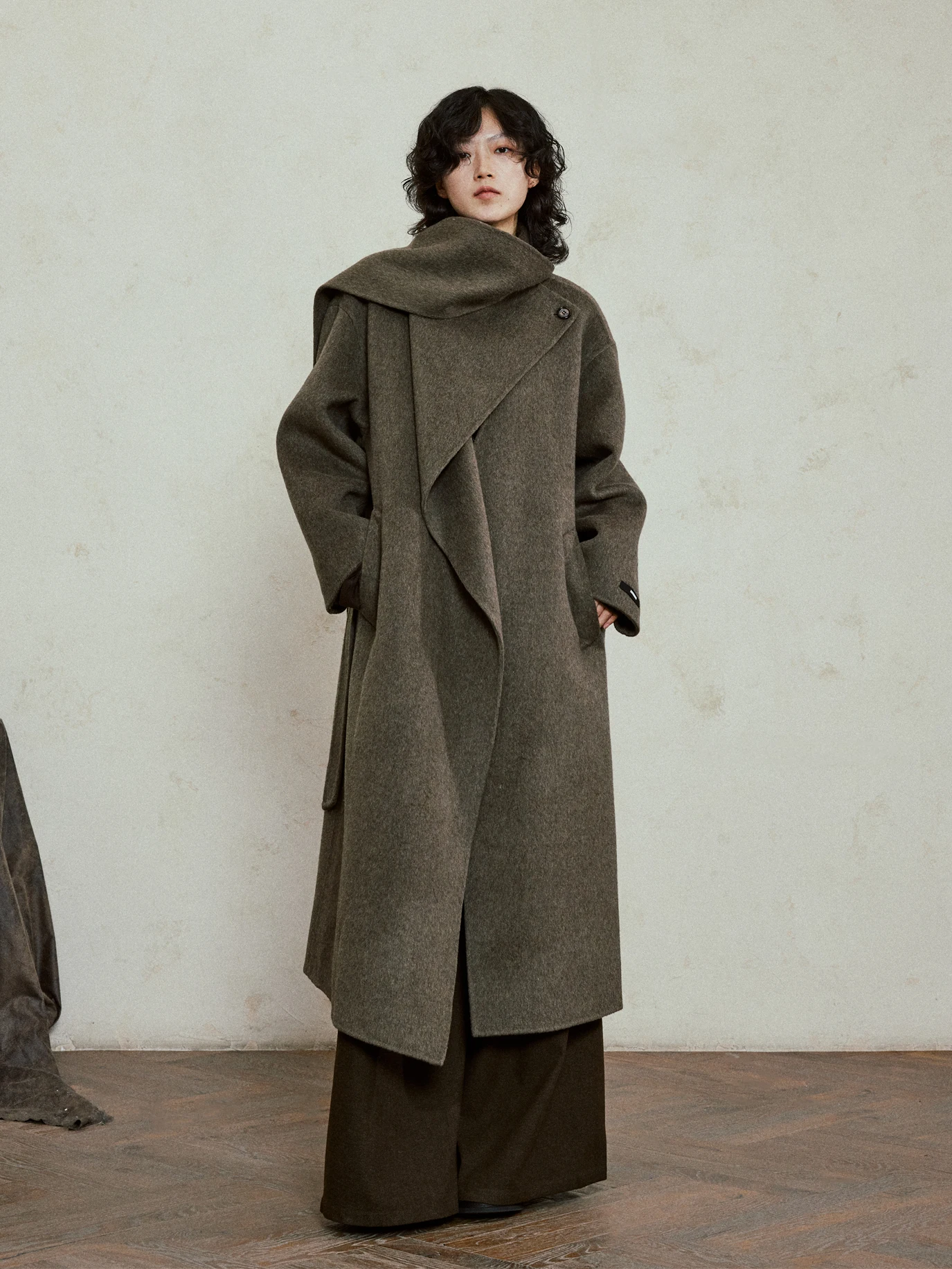 Двустороннее шерстяное пальто с поясом и большим воротником от SUNYVONNE, свободного кроя, удлиненное, стройнящее, для молодых женщин.
Двустороннее шерстяное пальто с поясом и большим воротником от SUNYVONNE, свободного кроя, удлиненное, стройнящее, для молодых женщин.