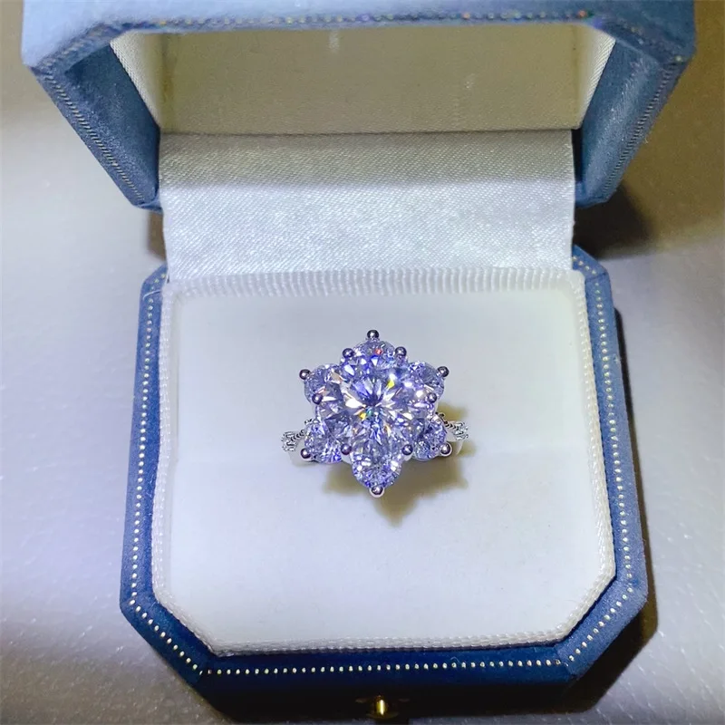 Retro Elegant Moissanite PT950 Platinum 5 Carat Luxury Big Diamond Ring for Women, vintage fine jewelry for mature ladies
Retro Elegant Moissanite PT950 Platinum 5 Carat Luxury Big Diamond Ring for Women, vintage fine jewelry for mature ladies
