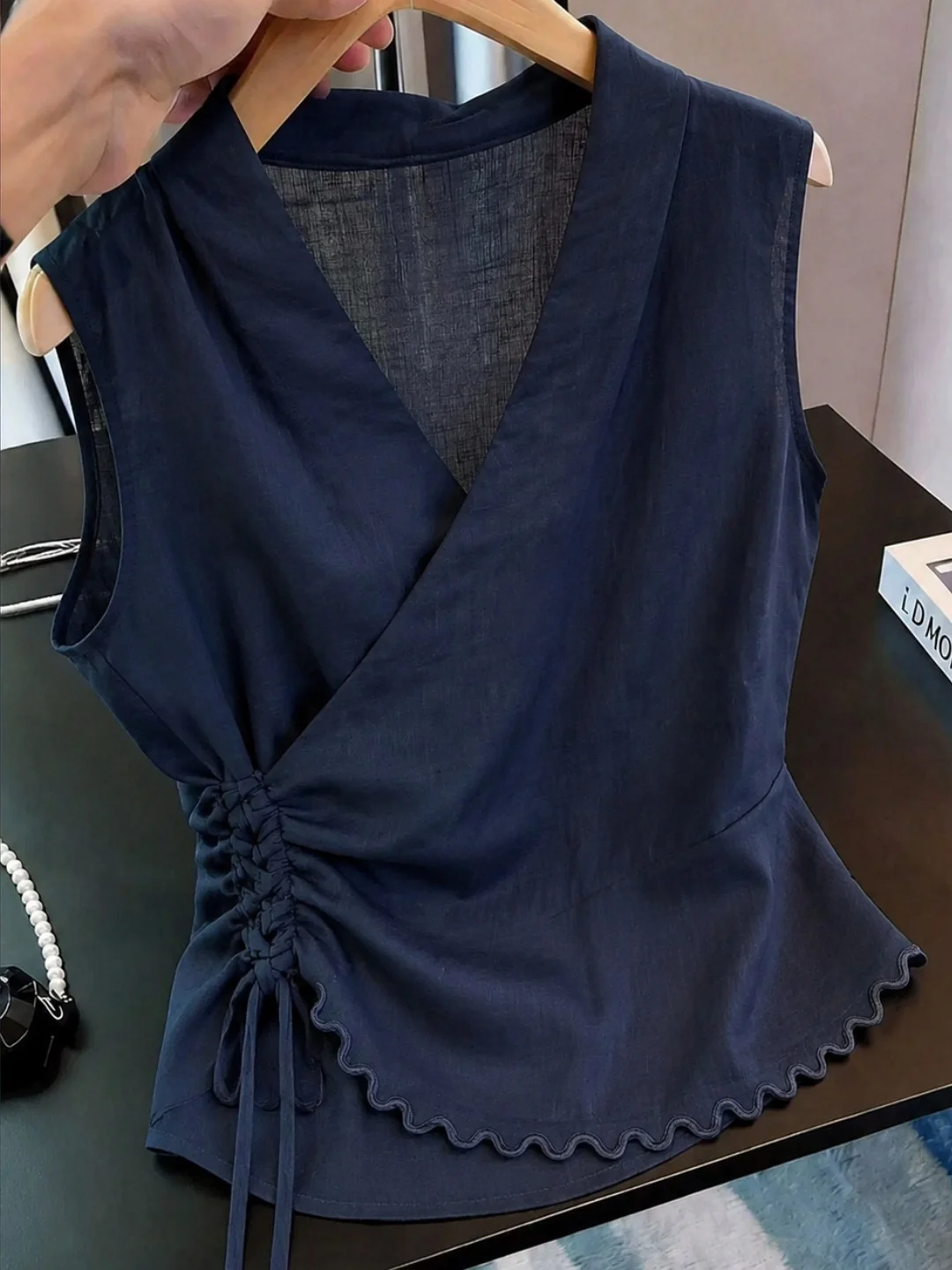 Elegant V-Neck Sleeveless Shirt with Belt Women's Fashion Summer Floral Trim Versatile Top Age-Defying plus Size Inner Wear
Elegant V-Neck Sleeveless Shirt with Belt Women's Fashion Summer Floral Trim Versatile Top Age-Defying plus Size Inner Wear