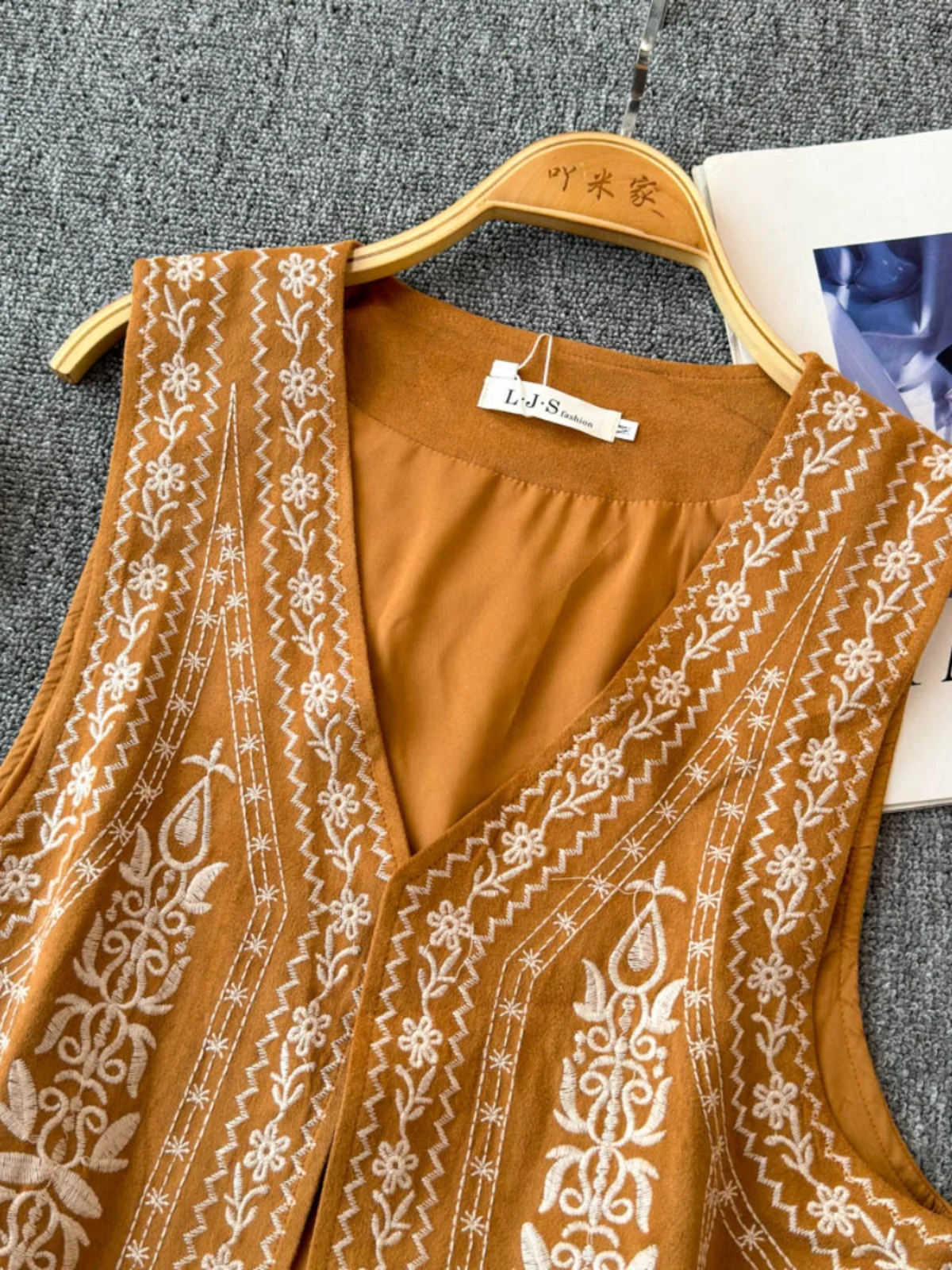 Versatile Travel Wear Khaki Embroidered Vest Svel Layering Women's ort V-Ne Buttonl Stitched Decorative Top
Versatile Travel Wear Khaki Embroidered Vest Svel Layering Women's ort V-Ne Buttonl Stitched Decorative Top