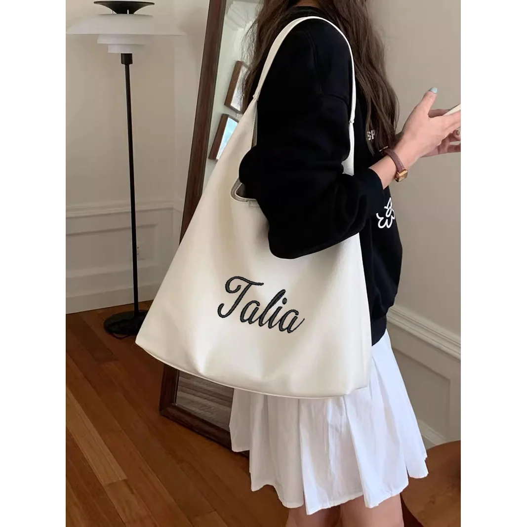 Пригородная сумка в стиле ретро меланина, большая вместительная сумка с вышивкой на заказ для женщин, новая модная непринужденная сумка через плечо 2025 года
Пригородная сумка в стиле ретро меланина, большая вместительная сумка с вышивкой на заказ для женщин, новая модная непринужденная сумка через плечо 2025 года