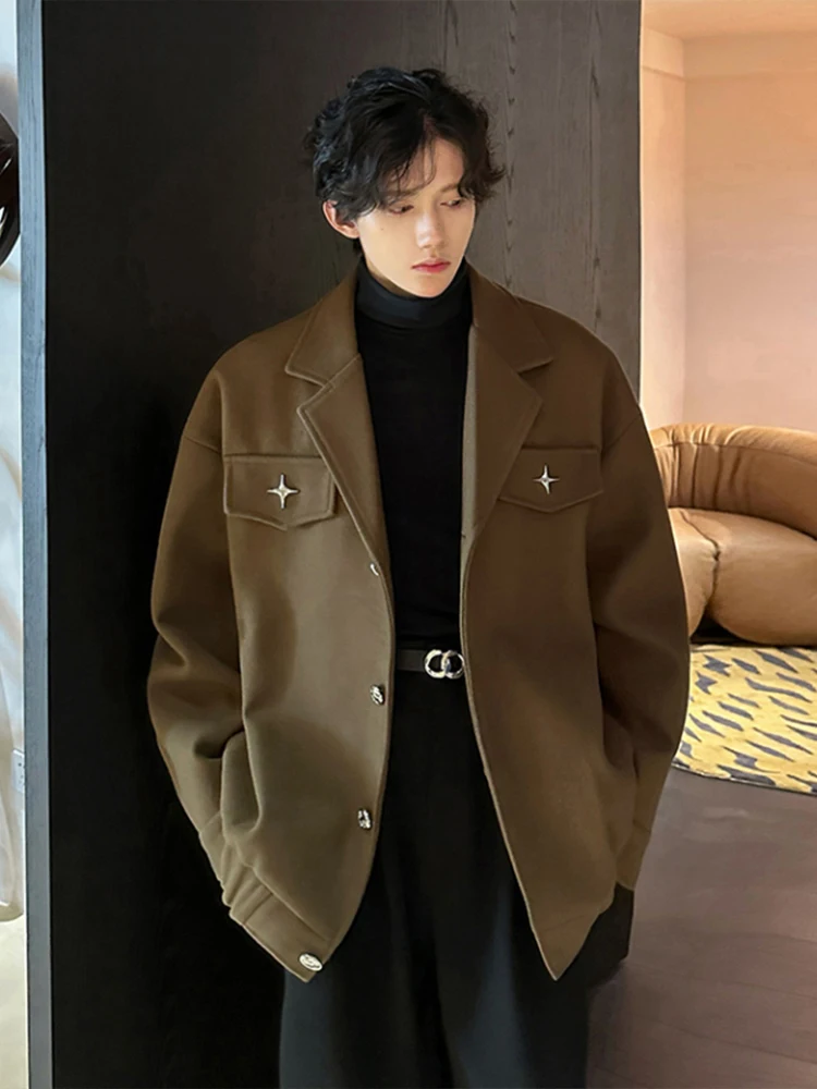 Мужская шерстяная куртка-ветровка в корейском стиле, высококачественное фланелевое пальто с отложным воротником, модная верхняя одежда
Мужская шерстяная куртка-ветровка в корейском стиле, высококачественное фланелевое пальто с отложным воротником, модная верхняя одежда