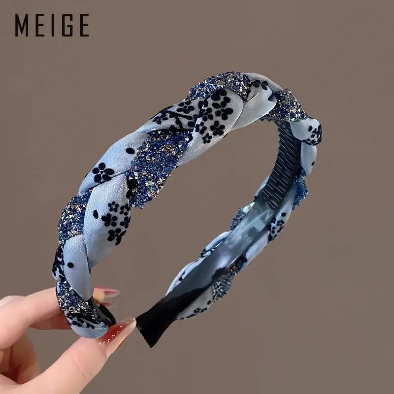 Imitation Pearl Rhinestone Fabric Hair Clip Misty Blue Braid Hair Accessories Toothed Nonslip HairBand Hairpin Fashion Headband
Imitation Pearl Rhinestone Fabric Hair Clip Misty Blue Braid Hair Accessories Toothed Nonslip HairBand Hairpin Fashion Headband