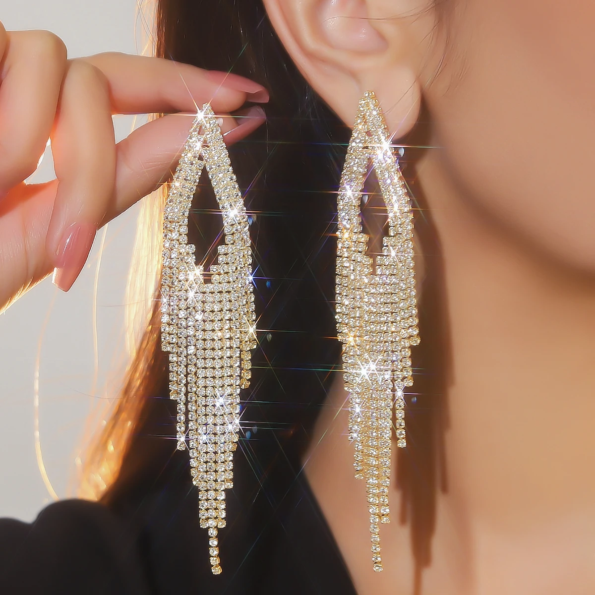 The new super fairy exquisite simple geometric hollow long diamond tassel earrings female senior sense of fashion earrings
The new super fairy exquisite simple geometric hollow long diamond tassel earrings female senior sense of fashion earrings