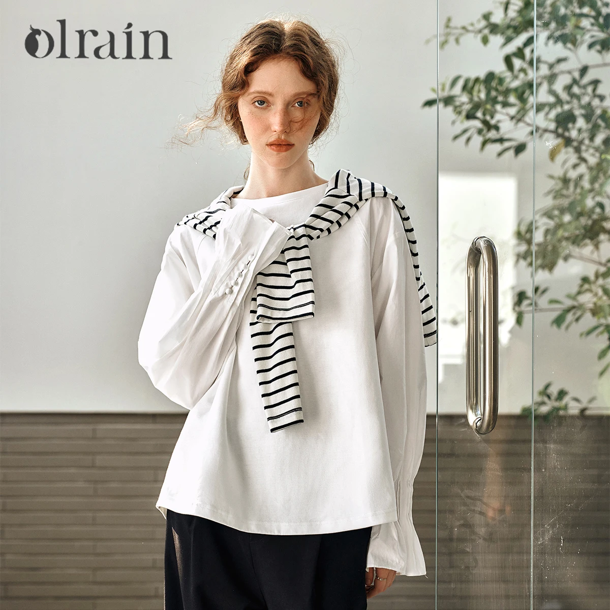 OLrain Classic White Women Blouses 2025 Spring Summer Cotton Patchwork O Neck Folds Flare Sleeve Casual Lazy Pullover M57CT96081
OLrain Classic White Women Blouses 2025 Spring Summer Cotton Patchwork O Neck Folds Flare Sleeve Casual Lazy Pullover M57CT96081