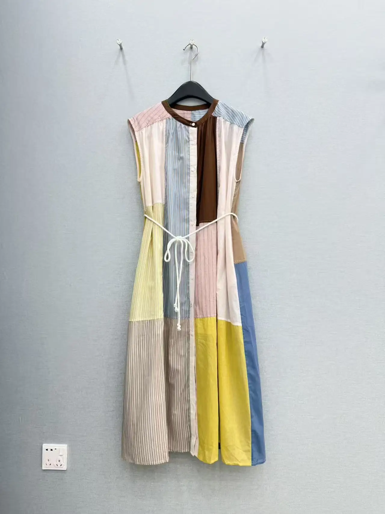 High quality summer new product color blocked striped sleeveless lace up waist dress
High quality summer new product color blocked striped sleeveless lace up waist dress