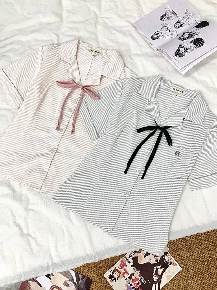 Рубашки в полоску в стиле преппи для женщин, с коротким рукавом, с бантом, в стиле JK, кавайные, корейские, японские, модные, розовые, для школьной формы
Рубашки в полоску в стиле преппи для женщин, с коротким рукавом, с бантом, в стиле JK, кавайные, корейские, японские, модные, розовые, для школьной формы