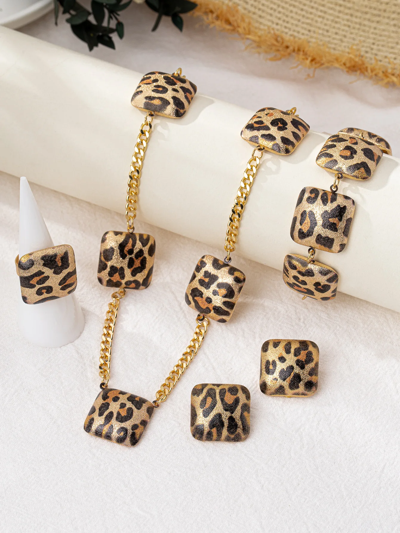 5PCS Geometric Square Leopard Earrings Necklace Set for Women Ring Bracelet Simple Fashion Jewelry Accessories Hot Sale Gift
5PCS Geometric Square Leopard Earrings Necklace Set for Women Ring Bracelet Simple Fashion Jewelry Accessories Hot Sale Gift