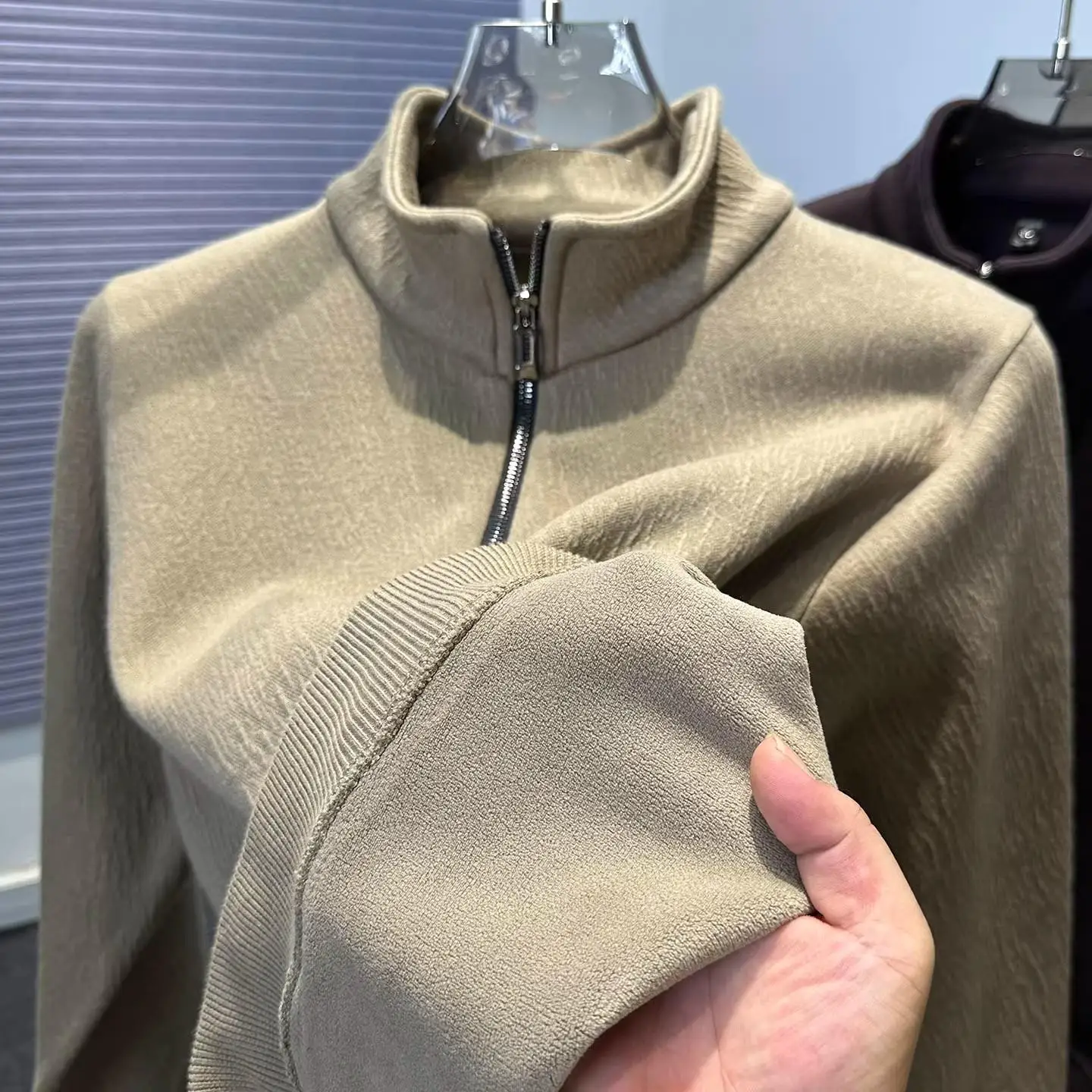 Утепленный мужской вязаный свитер с высоким воротником на молнии, зимняя повседневная одежда, теплая внутренняя подкладка из флиса
Утепленный мужской вязаный свитер с высоким воротником на молнии, зимняя повседневная одежда, теплая внутренняя подкладка из флиса