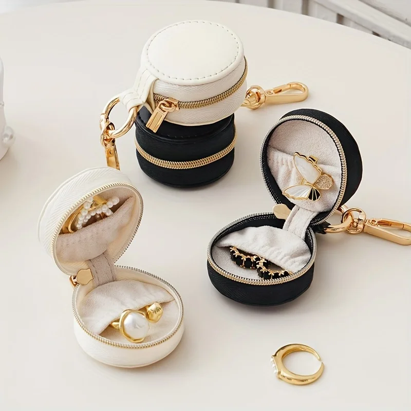 1pc Portable Leather Mini Hanging Jewelry Box Elegant Organizer for Rings Earrings Necklaces Accessories with Zipper Gift Box 
1pc Portable Leather Mini Hanging Jewelry Box Elegant Organizer for Rings Earrings Necklaces Accessories with Zipper Gift Box