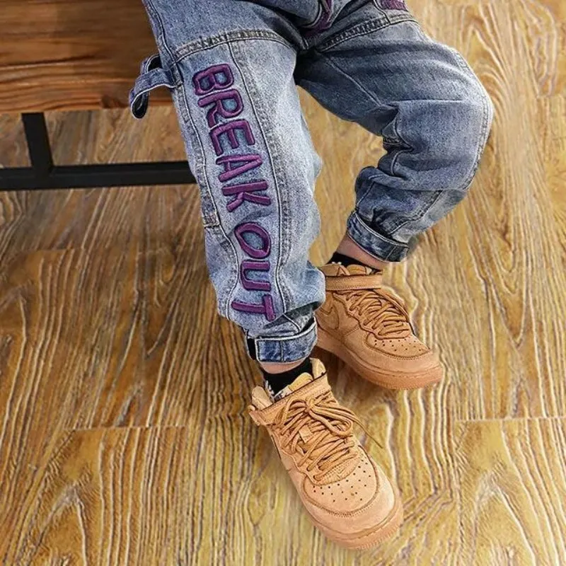 Spring and Autumn Children's Pants New Korean Edition Boys' Western Style Casual Letter Solid Color Jeans
Spring and Autumn Children's Pants New Korean Edition Boys' Western Style Casual Letter Solid Color Jeans