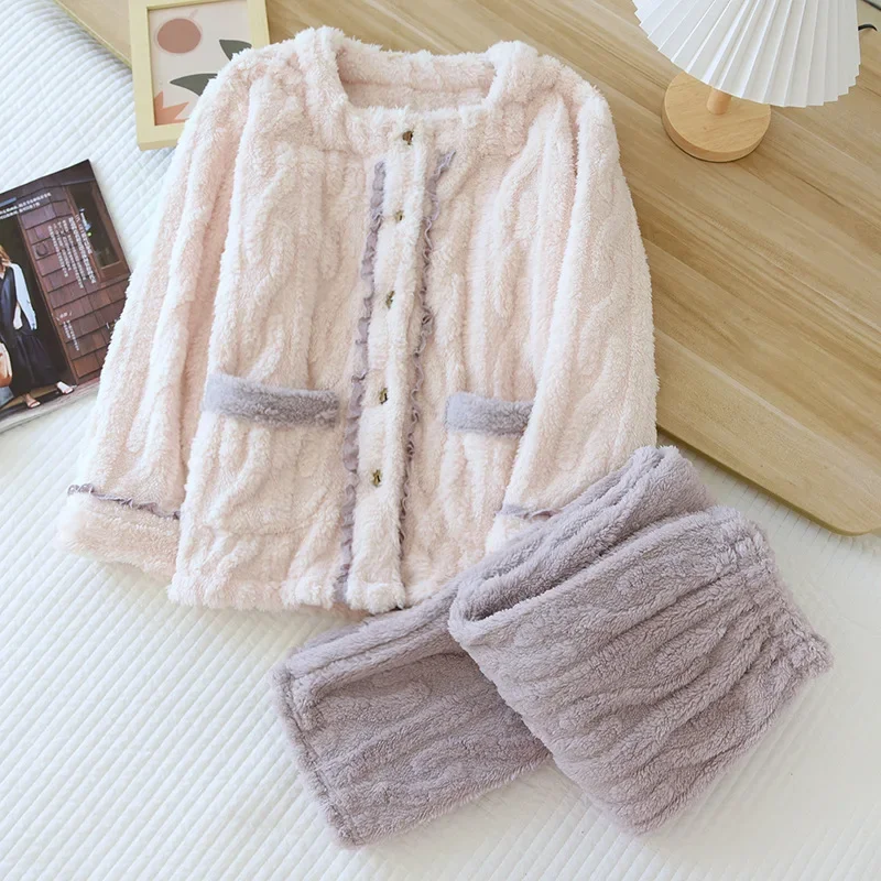 Winter New style Women's Pajamas Set Simple Western Flannel Long Sleeve Pants Two piece coral velvet thickened home clothes set
Winter New style Women's Pajamas Set Simple Western Flannel Long Sleeve Pants Two piece coral velvet thickened home clothes set