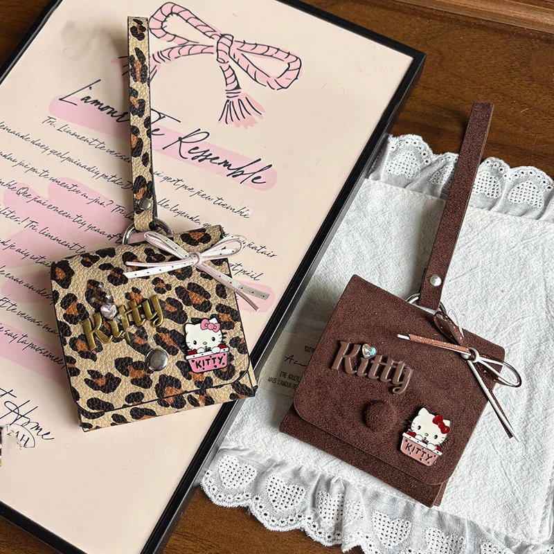 Новый леопардовый мини-квадратный чехол «Hello Kitty» с героями мультфильмов в стиле ретро, чехол для наушников, модный брелок для пар, милый рюкзак для девочек, подвесное украшение
Новый леопардовый мини-квадратный чехол «Hello Kitty» с героями мультфильмов в стиле ретро, чехол для наушников, модный брелок для пар, милый рюкзак для девочек, подвесное украшение