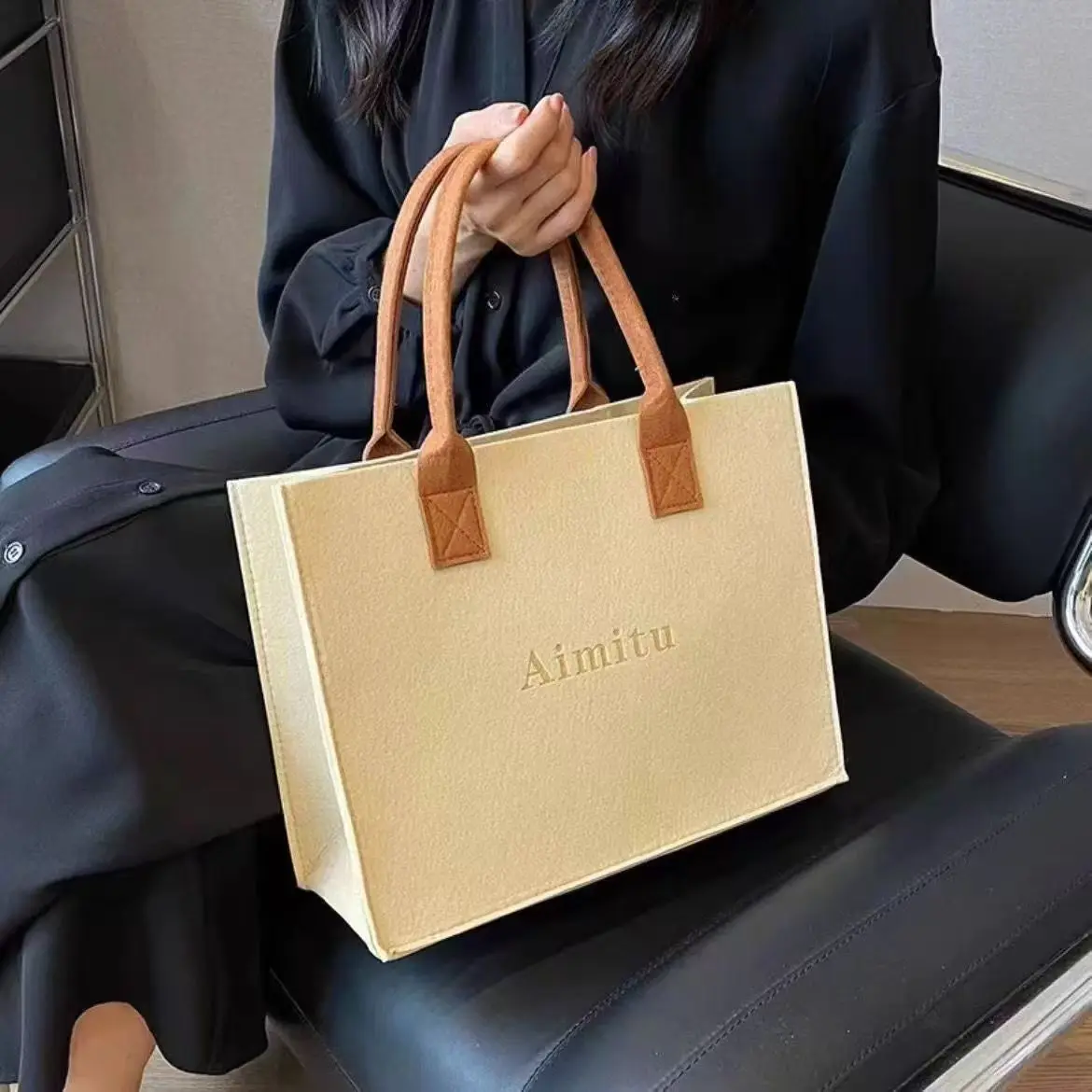 Large Capacity Felt Tote Bags Trendy Handbags Fashionable Simple Shopping Bags Eco-Friendly Reusable Gift Bags for All Occasions
Large Capacity Felt Tote Bags Trendy Handbags Fashionable Simple Shopping Bags Eco-Friendly Reusable Gift Bags for All Occasions