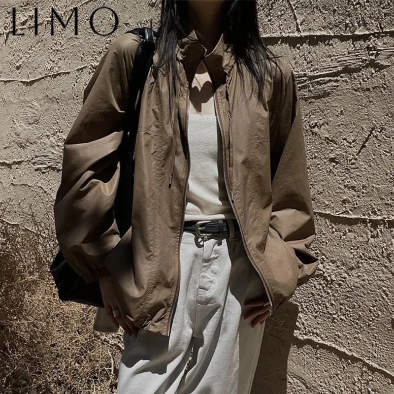 LIMO Premium Jacket Vintage Workwear Stand Collar Minimalist Zip Up Loose Fit Outdoor Spring Summer SS25 Casual Fashion New
LIMO Premium Jacket Vintage Workwear Stand Collar Minimalist Zip Up Loose Fit Outdoor Spring Summer SS25 Casual Fashion New